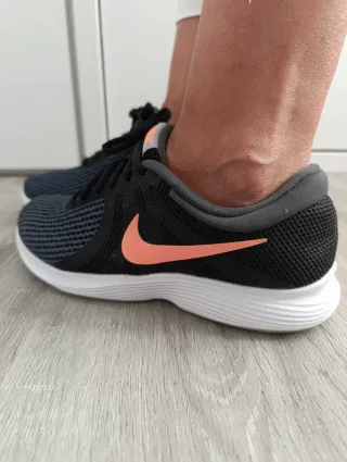 Zapatillas Nike Negras y Naranjas