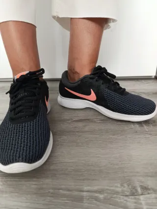 Zapatillas Nike Negras y Naranjas