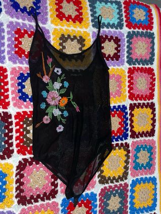 Body negro transparente con bordado floral