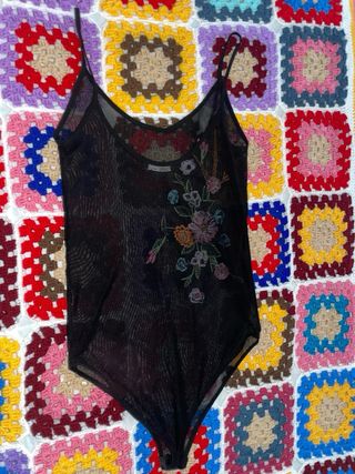 Body negro transparente con bordado floral