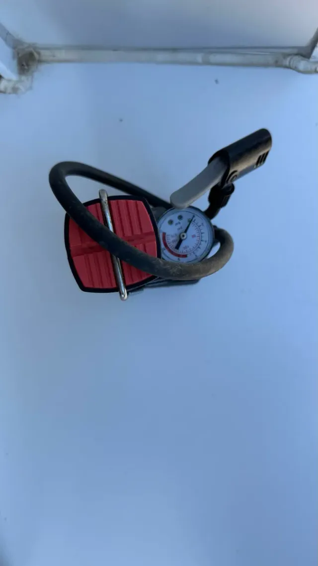 Bomba de pie Crivit para bicicleta