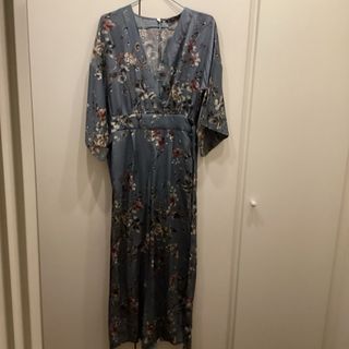 Mono Zara gris estampado en flores