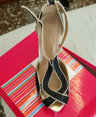 Sandalias de fiesta negras y doradas