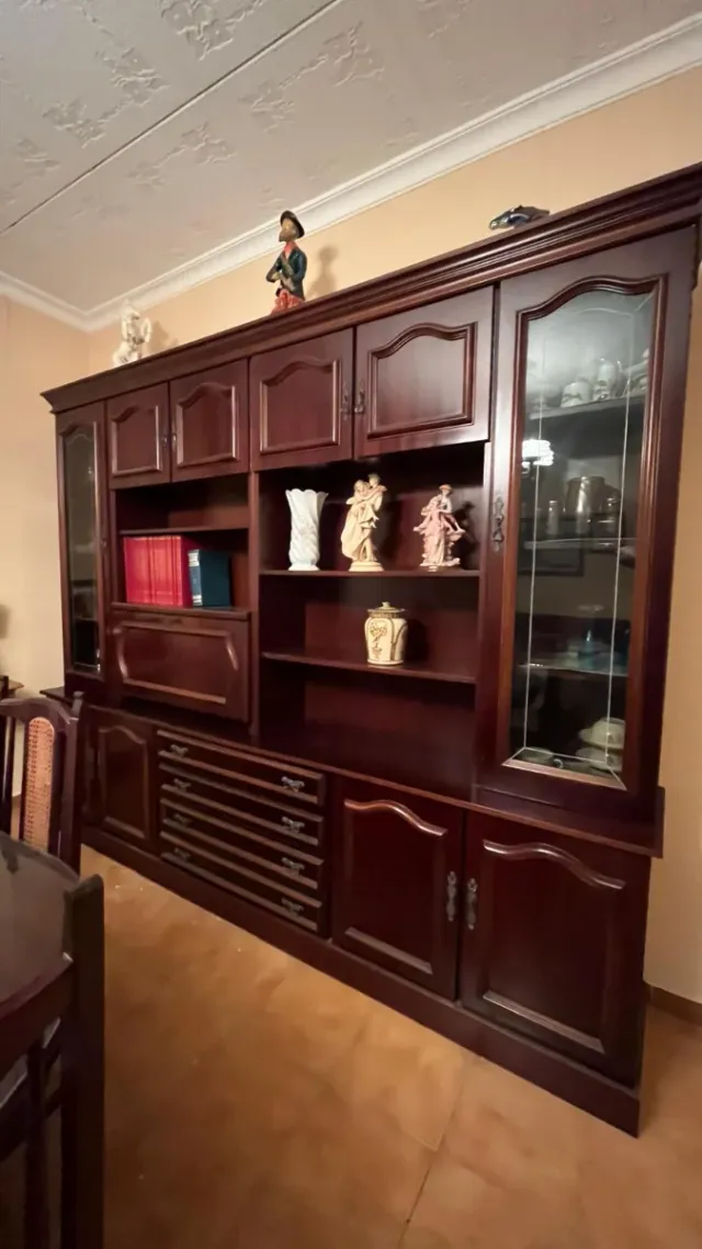 Bonito mueble de salón vintage,con mesa y sillas