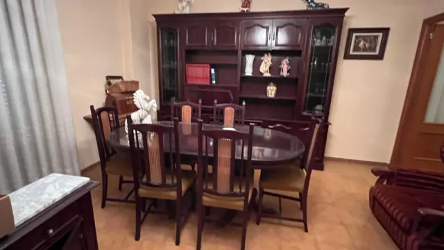 Bonito mueble de salón vintage,con mesa y sillas