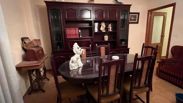 Bonito mueble de salón vintage,con mesa y sillas