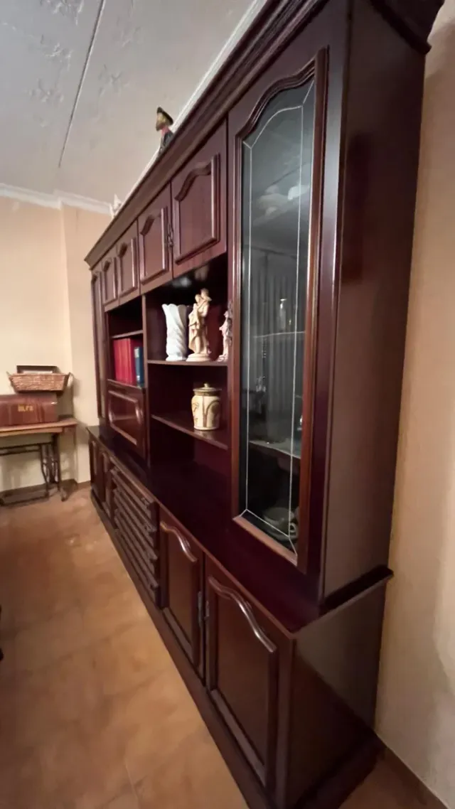 Bonito mueble de salón vintage,con mesa y sillas