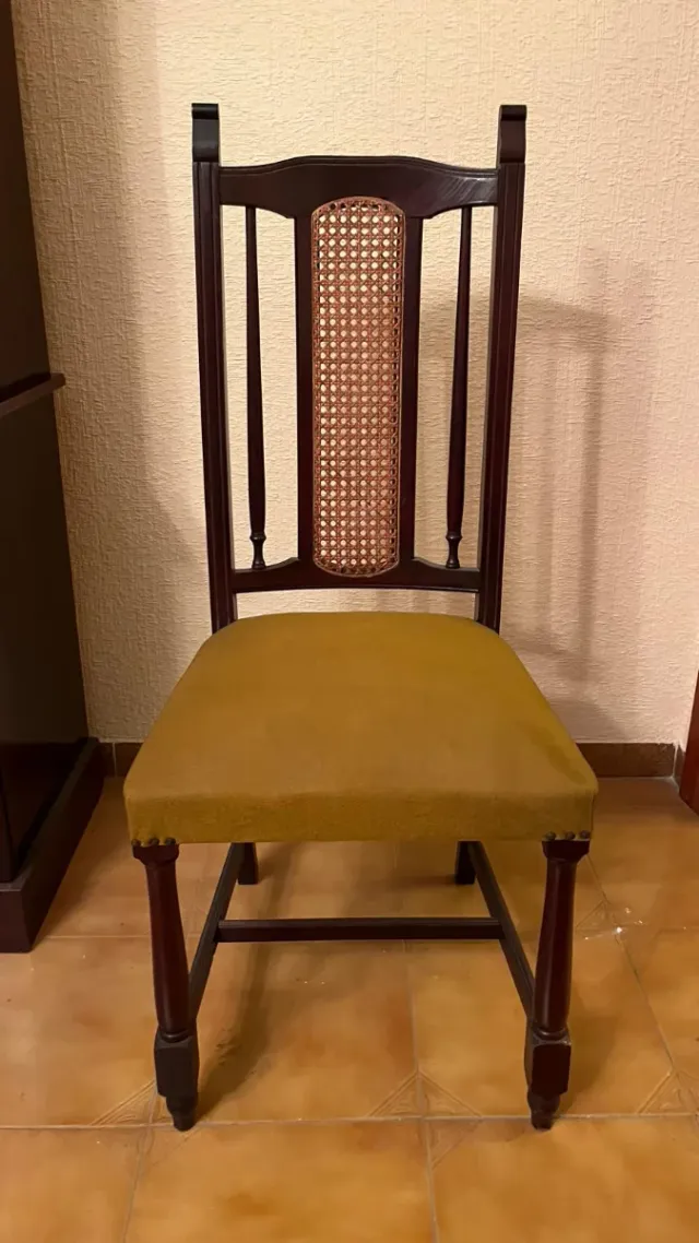 Bonito mueble de salón vintage,con mesa y sillas