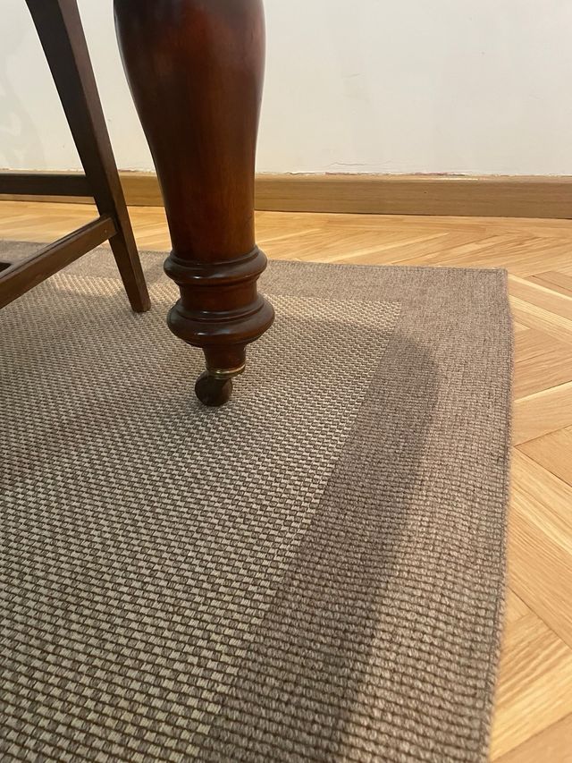 Mesa de jantar em madeira castanha vitoriana