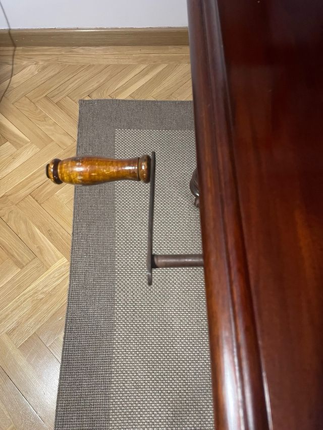 Mesa de jantar em madeira castanha vitoriana