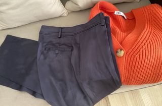 Conjunto Zara Pantalón Satén y Jersey Naranja.