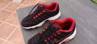 Zapatillas Nike Negras y Rojas