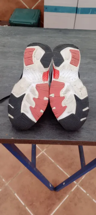 Zapatillas Nike Negras y Rojas