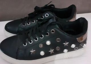 Zapatillas negras con adornos plateados