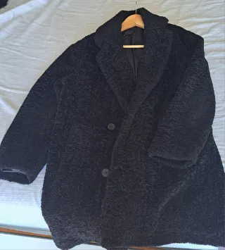 Abrigo negro de pelo sintético tipo astracan