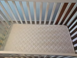 Cuna de bebé blanca