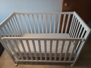 Cuna de bebé blanca