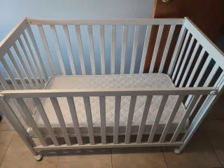 Cuna de bebé blanca