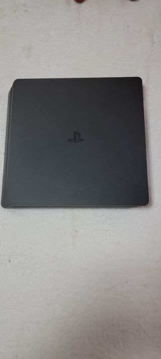 PS4 con caja original + 6 Juegos + 2 mandos