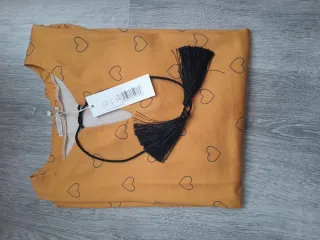 Blusa amarilla con corazones negros