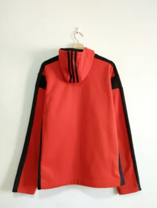 Chaqueta Adidas con capucha roja y negra