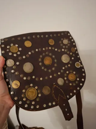 Bolso de cuero con monedas