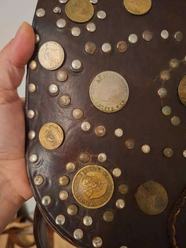 Bolso de cuero con monedas