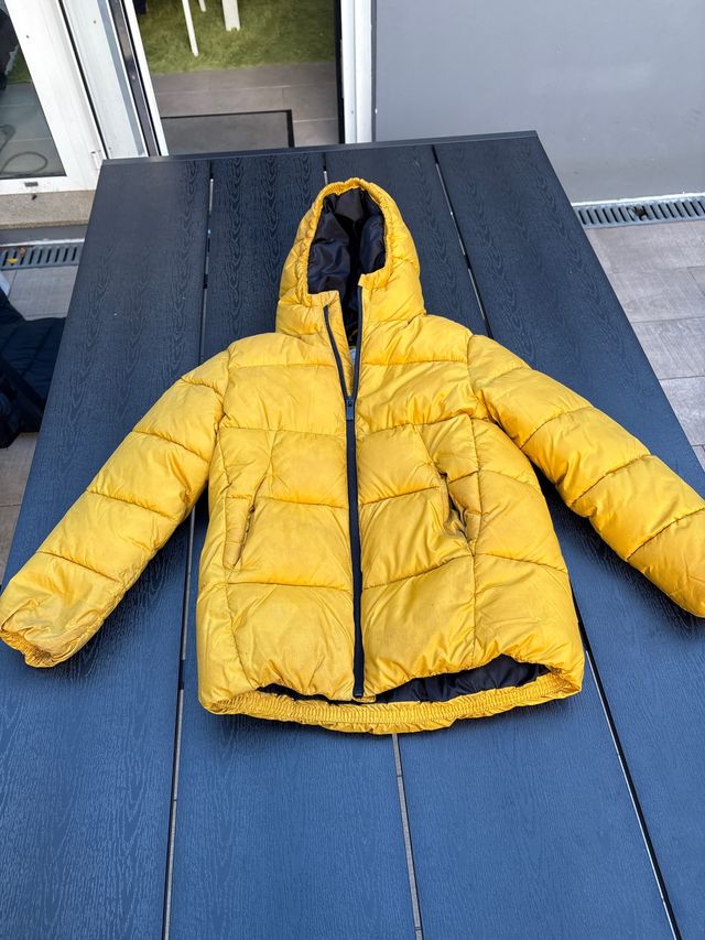Chaqueta amarilla con capucha talla 9/10
