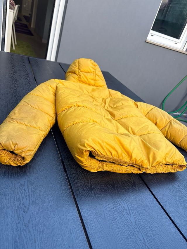 Chaqueta amarilla con capucha talla 9/10