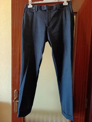 Pantalón vestir caballero corte chino azul. T.40
