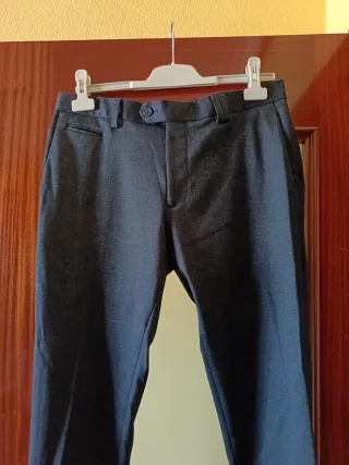 Pantalón vestir caballero corte chino azul. T.40