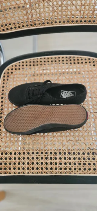 Zapatillas negras de mujer marca Vans