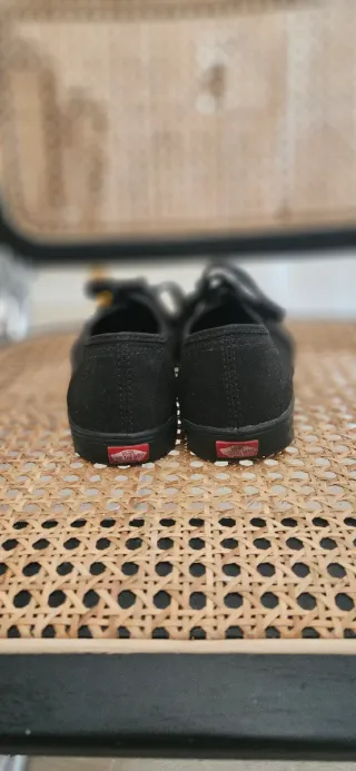 Zapatillas negras de mujer marca Vans