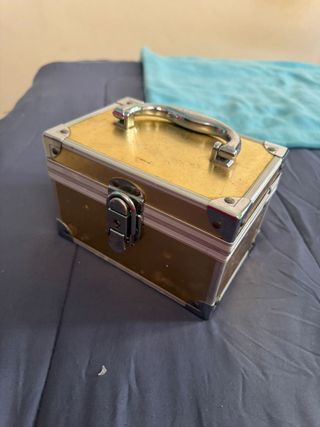 Cofre para maquillaje dorado