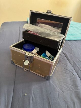 Cofre para maquillaje dorado