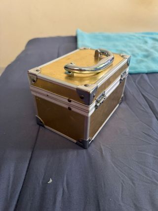Cofre para maquillaje dorado