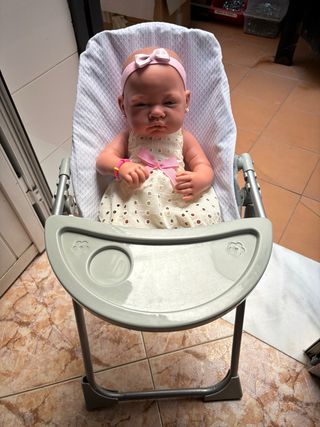 Trona para muñeca con muñeca