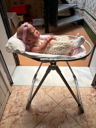 Trona para muñeca con muñeca
