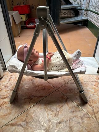 Trona para muñeca con muñeca