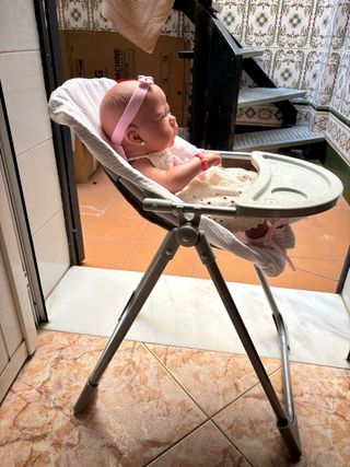 Trona para muñeca con muñeca