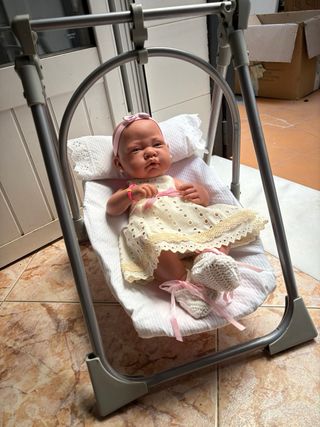 Trona para muñeca con muñeca
