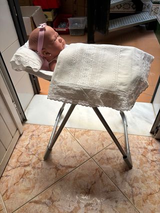 Trona para muñeca con muñeca