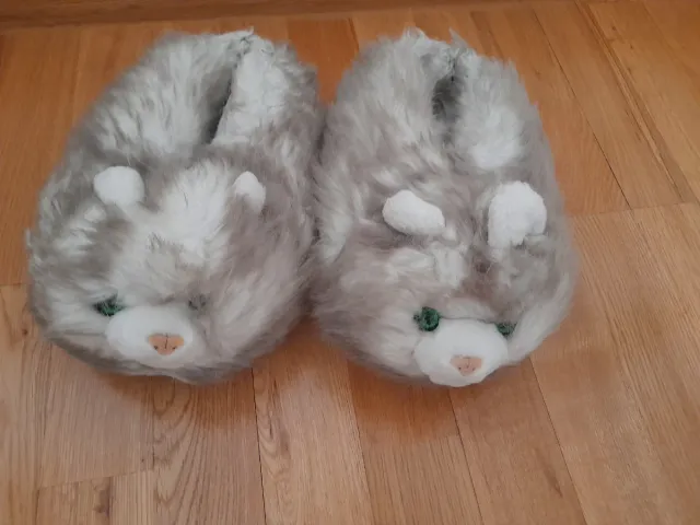 Zapatillas de peluche grises y blancas