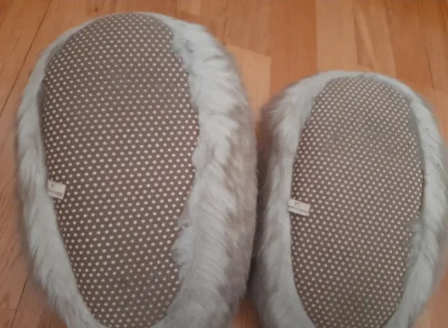 Zapatillas de peluche grises y blancas
