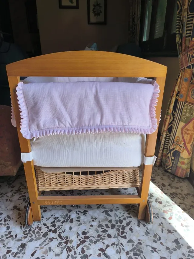 Minicuna con ruedas y cesta