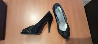 Zapatos de tacón, raso negros para boda