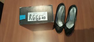 Zapatos de tacón, raso negros para boda