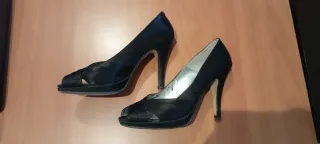 Zapatos de tacón, raso negros para boda