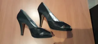 Zapatos de tacón, raso negros para boda
