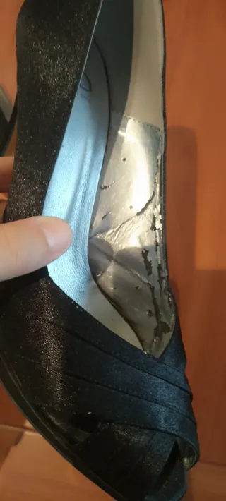 Zapatos de tacón, raso negros para boda